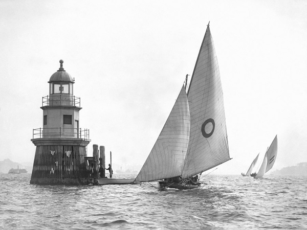 Anonymous, Sloop and Channel Pile Light on Sydney Harbour