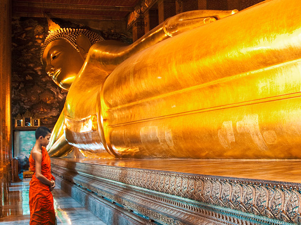 Pangea Images, Praying the reclined Buddha, Wat Pho, Bangkok, Thailand