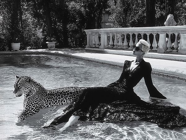 Julian Lauren, Relaxing by the Pool