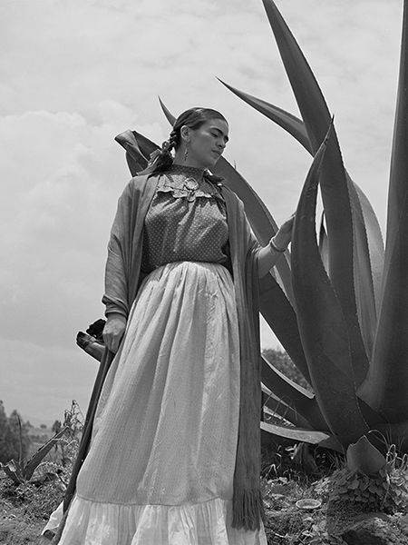 Toni Frissell, Frida Kahlo standing next to an agave plant