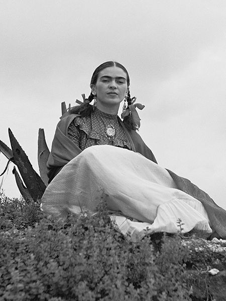 Toni Frissell, Frida Kahlo seated in the desert