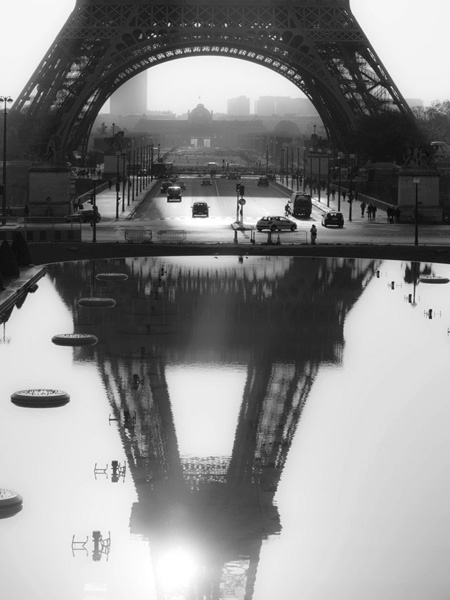 Michel Setboun, The Eiffel tower reflected, Paris