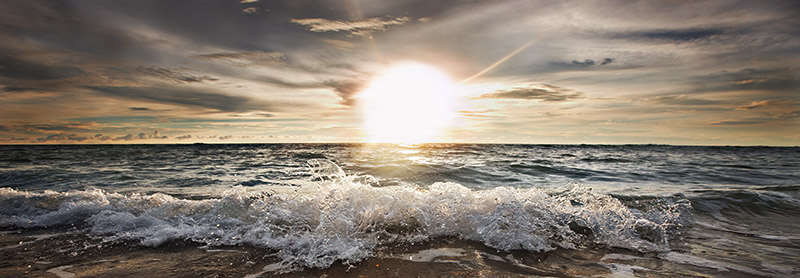 Niels Busch, Sun shining over rocky waves